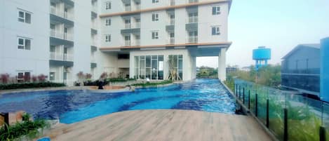Una piscina al aire libre