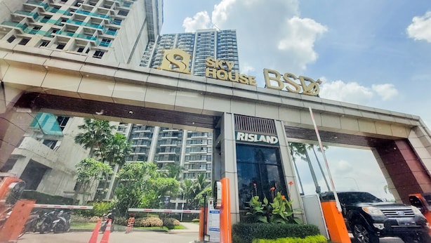 A hotel entrance with a large sign reading "Sky House B&Q". - Cozy Living Studio Sky House Bsd Apartment Near Aeon Mall (Pagedangan)