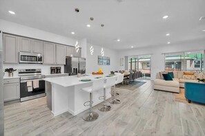 Refrigerador, microondas, horno y parrilla de estufa 