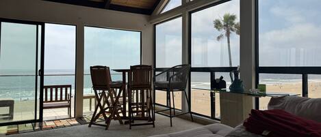 Smart TV, DVD player, books, stereo