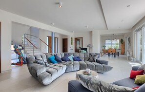 Smart-TV, Tischfußball, Tischtennisplatte