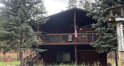 Cozy Weekend Getaway! Enjoy many things in the surrounding area!