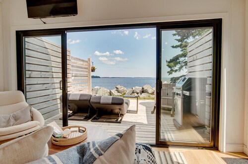 Romantic Oceanfront Retreat - Hot tub