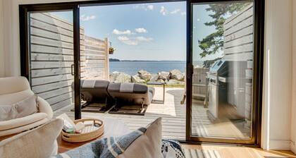 Romantic Oceanfront Retreat - Hot tub