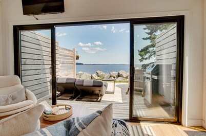 Romantic Oceanfront Retreat - Hot tub