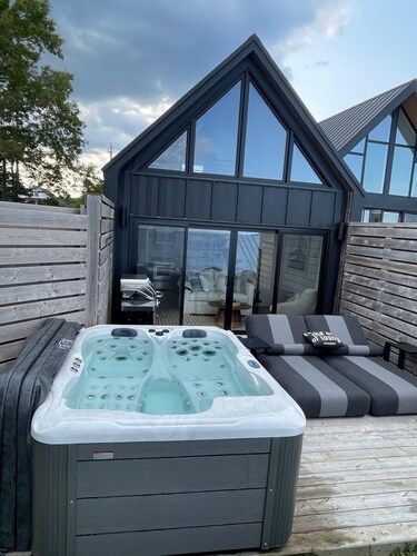 Romantic Oceanfront Retreat - Hot tub