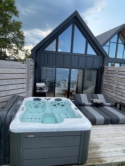 Romantic Oceanfront Retreat - Hot tub