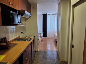 Geladeira, micro-ondas, cooktop, chaleira elétrica