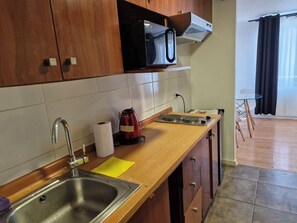 Geladeira, micro-ondas, cooktop, chaleira elétrica