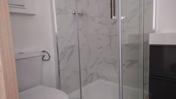 Serviettes fournies, papier toilette