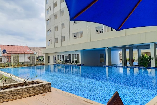 Outdoor pool - Good Price And Homey 2Br At Loftvilles City Apartment (South Tangerang)