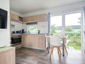 Réfrigérateur, four, batterie de cuisine, vaisselle et ustensiles