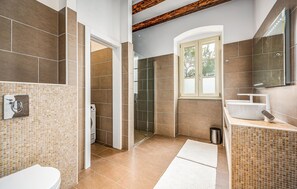 Shower, hair dryer - Awesome home in Koromacno (Koromacno)