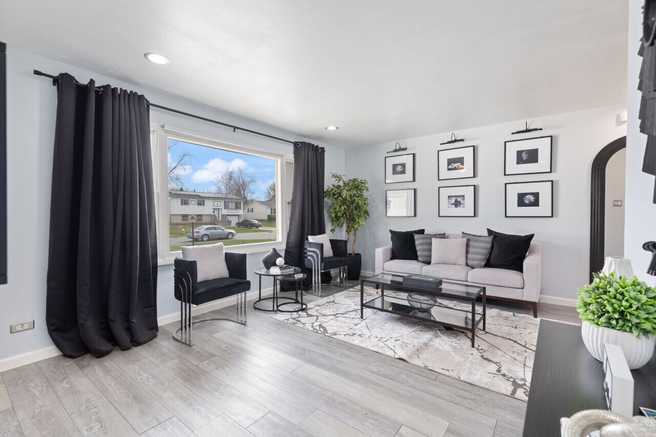 Escape to The Hills: Spacious 3-Bed Retreat with Family & Game Rooms - Sleeps 8!