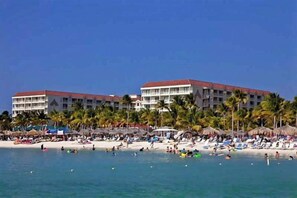 Na praia, espreguiçadeiras, toalhas de praia