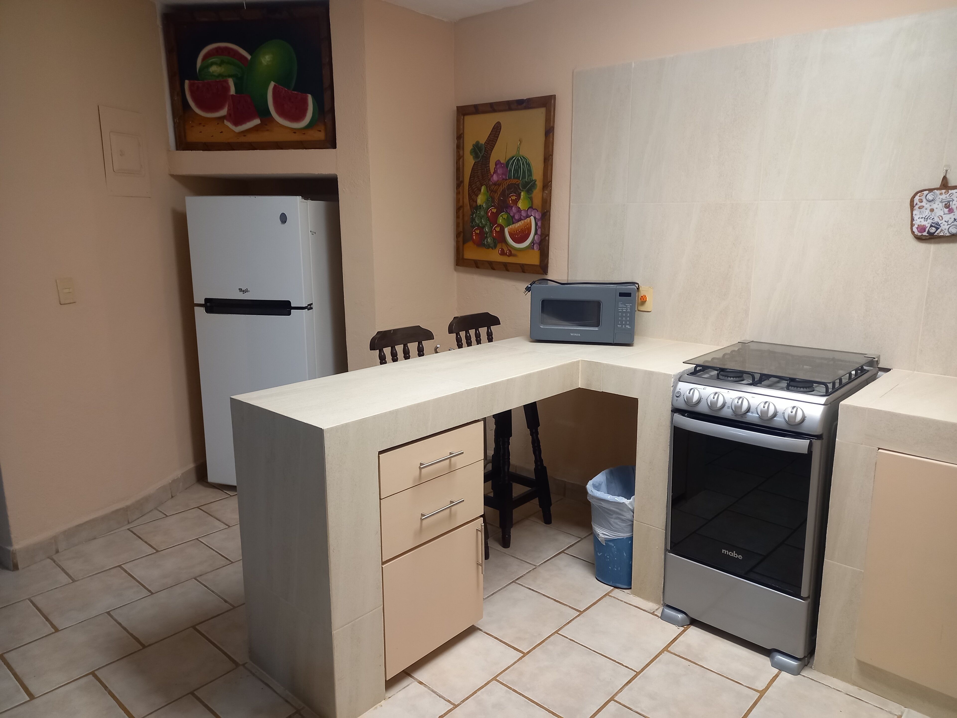 Kühlschrank, Mikrowelle, Ofen, Herdplatte