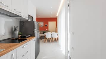 Geladeira, micro-ondas, cooktop, cafeteira/chaleira