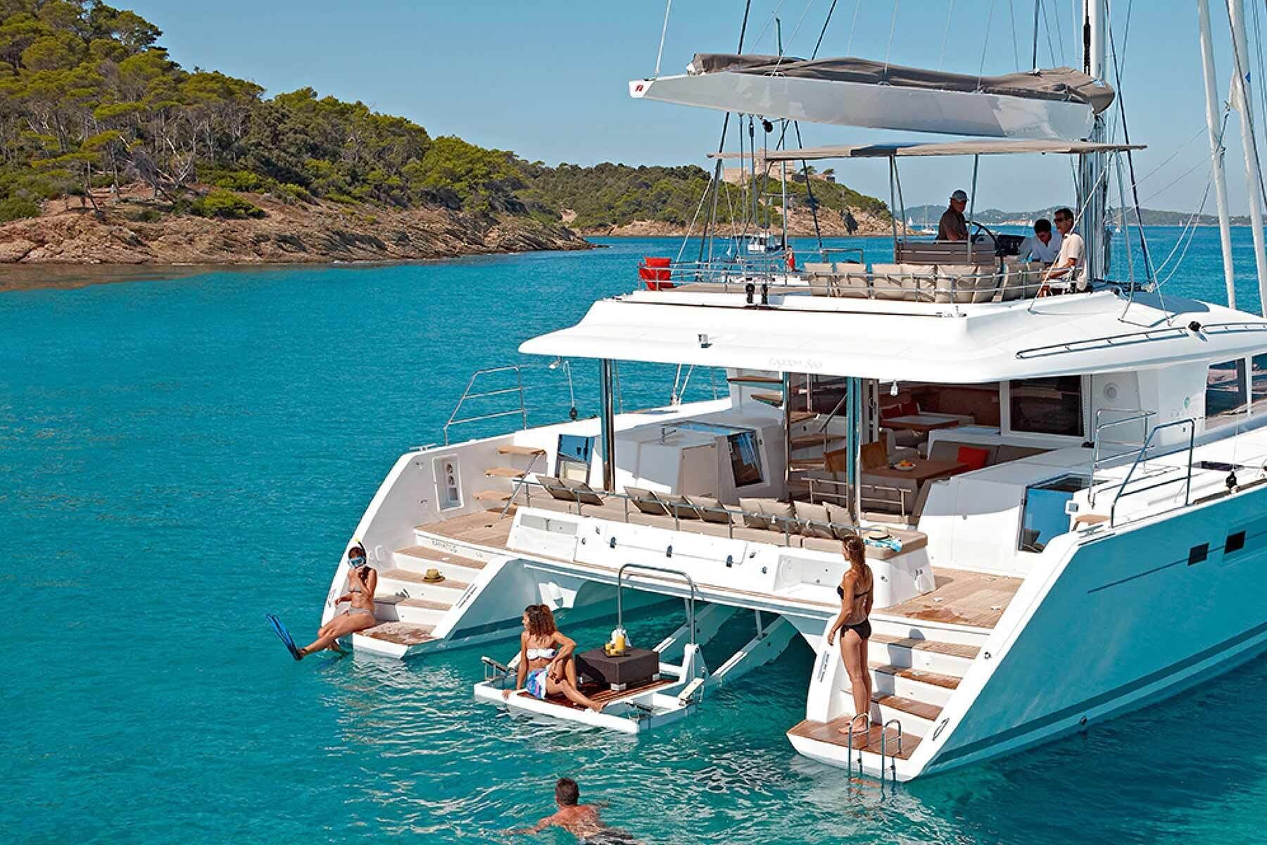 Eine Yacht mit überdachter Deckfläche, Sitzgelegenheiten und einer Swimplattform.
