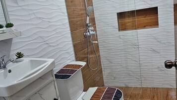 Basic Apartment, 2 Bedrooms, Balcony, City View | Bathroom