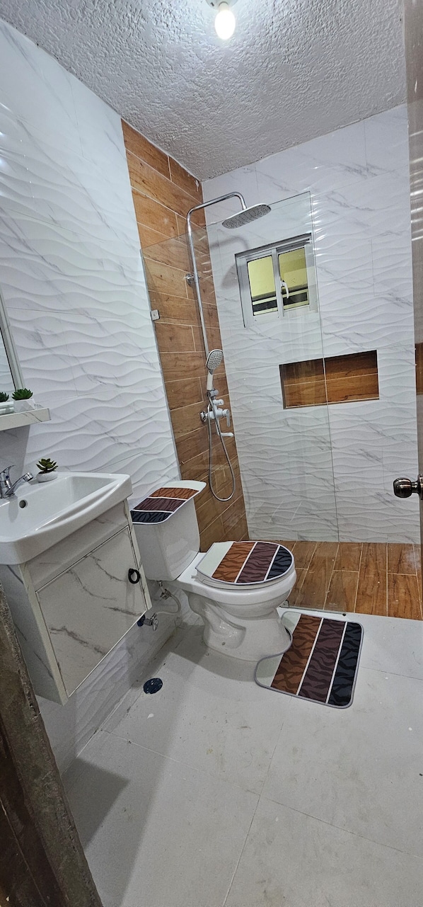 Basic Apartment, 2 Bedrooms, Balcony, City View | Bathroom - Lila House (Samaná)