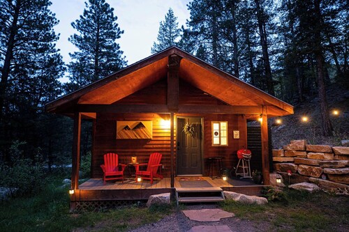 Private Hiking Trail! 2.4 miles to Estes Park, near RMNP w/ King bed. Dogs ok!