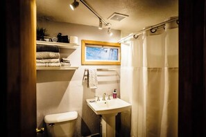 Hair dryer, towels, soap, shampoo - Private Hiking Trail! 2.4 miles to Estes Park, near RMNP w/ King bed. Dogs ok! (Drake)