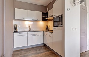 Réfrigérateur, plaque de cuisson, lave-vaisselle, cafetière/bouilloire