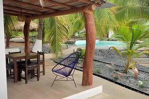 Outdoor dining - Casa Luna Playa la saladita surf (Los Llanos de Temalhuacán)
