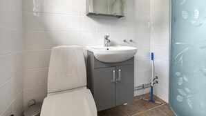 Un baño con inodoro, lavabo y espejo.
