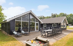 Outdoor dining - Lovely home in Glesborg with sauna (Glesborg)