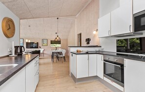 Fridge, stovetop, dishwasher, coffee/tea maker - Amazing home in Glesborg with sauna (Glesborg)