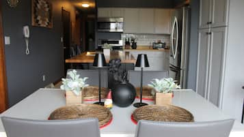 Geladeira, micro-ondas, fogão, cooktop