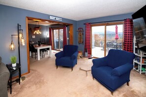 Téléviseur connecté, livres, chaîne audio, écran d’ordinateur