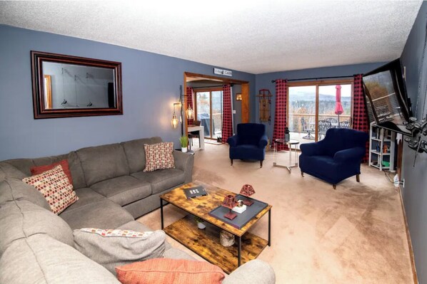 Téléviseur connecté, livres, chaîne audio, écran d’ordinateur