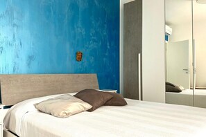2 bedrooms, bed sheets - M395 - Marcelli, three-room apartment on the sea with patio and private beach (Marcelli)