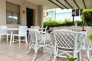 Outdoor dining - M395 - Marcelli, three-room apartment on the sea with patio and private beach (Marcelli)