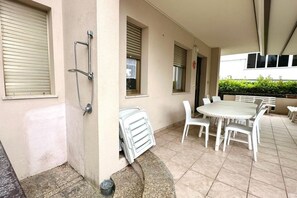Outdoor dining - M395 - Marcelli, three-room apartment on the sea with patio and private beach (Marcelli)