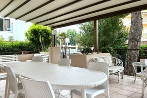 Outdoor dining - M395 - Marcelli, three-room apartment on the sea with patio and private beach (Marcelli)