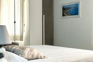 2 bedrooms, bed sheets - M395 - Marcelli, three-room apartment on the sea with patio and private beach (Marcelli)