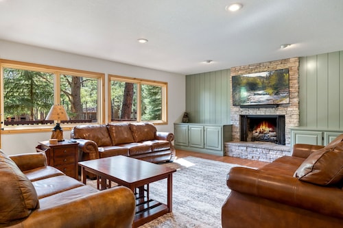 YOUR MOUNTAIN PARADISE AWAITS!!!