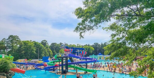 Pool - Sea La Vie Retreat – Just a 3-Minute Walk to the Beach (Virginia Beach)