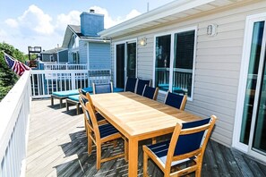 Outdoor dining - Sea La Vie Retreat – Just a 3-Minute Walk to the Beach (Virginia Beach)