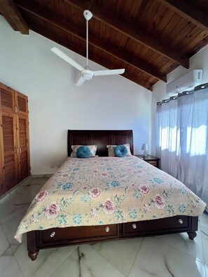 3 habitaciones, tabla de planchar con plancha, wifi y ropa de cama 