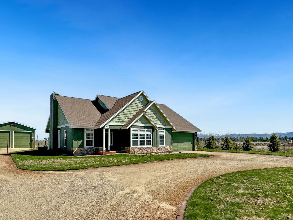 3bd home with stunning mountain views and hot tub!