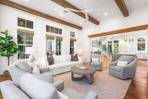 Smart-TV, Kamin, Videospiele, Tischtennisplatte