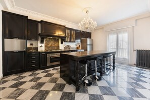 Réfrigérateur, four, plaque de cuisson