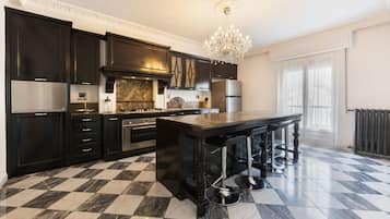 Kühlschrank, Ofen, Herdplatte, Kochgeschirr/Geschirr/Besteck