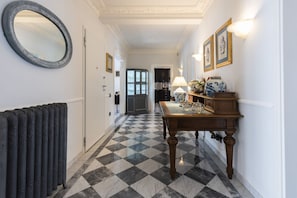 المنشأة من الداخل