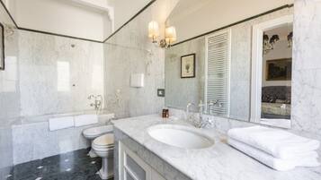 Dusche, Haartrockner, Bidet, Handtücher