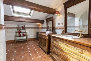 تجهيزات دش، مجففات شعر، مراحيض شطف، مناشف